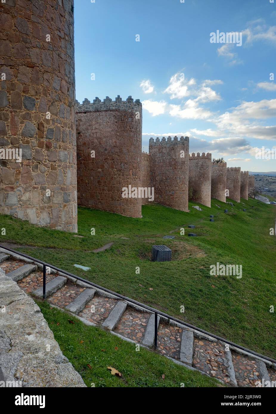 Un colpo verticale della storica Muralla de Avila ad Avila, Spagna Foto Stock