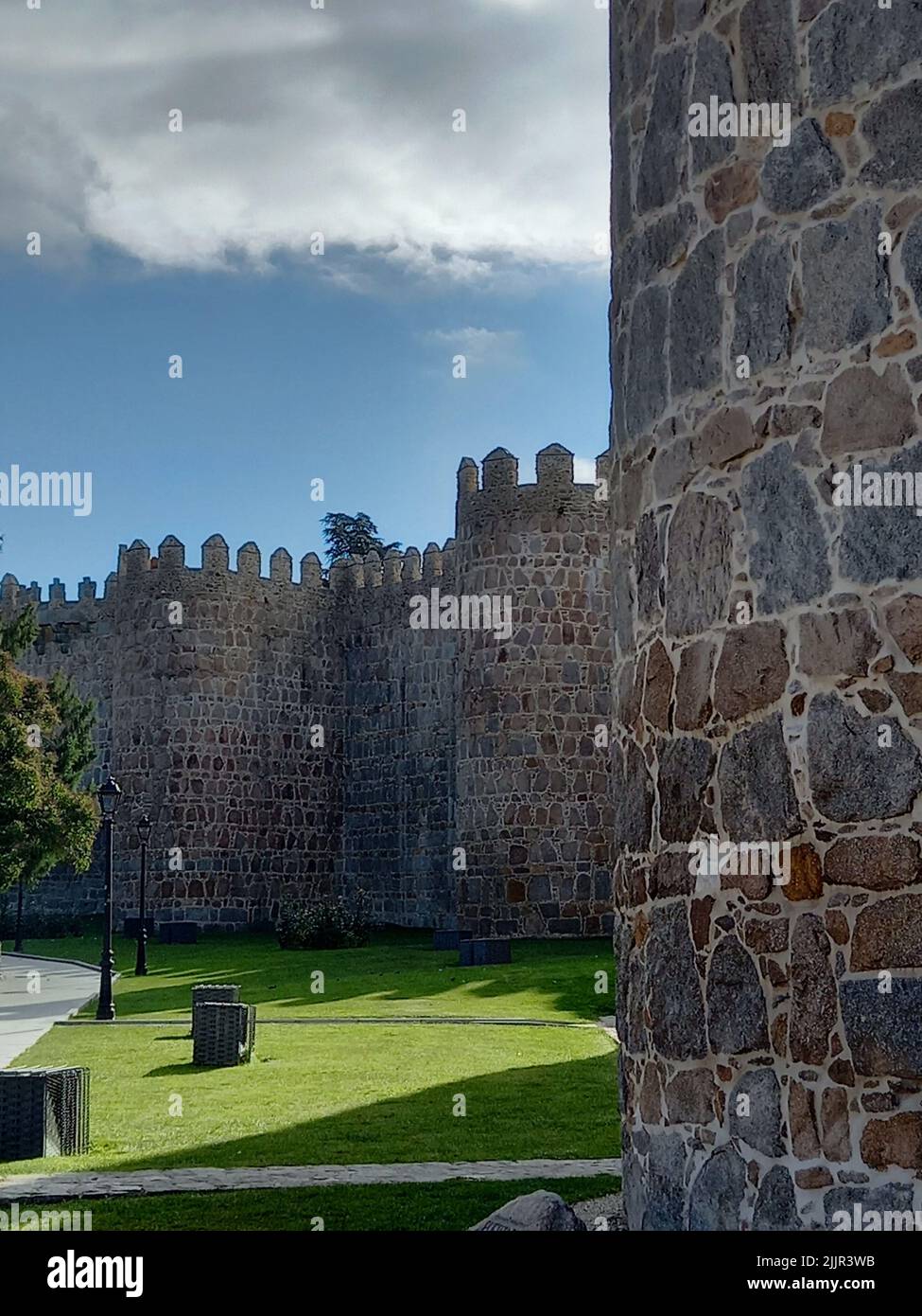 Un colpo verticale della storica Muralla de Avila ad Avila, Spagna Foto Stock