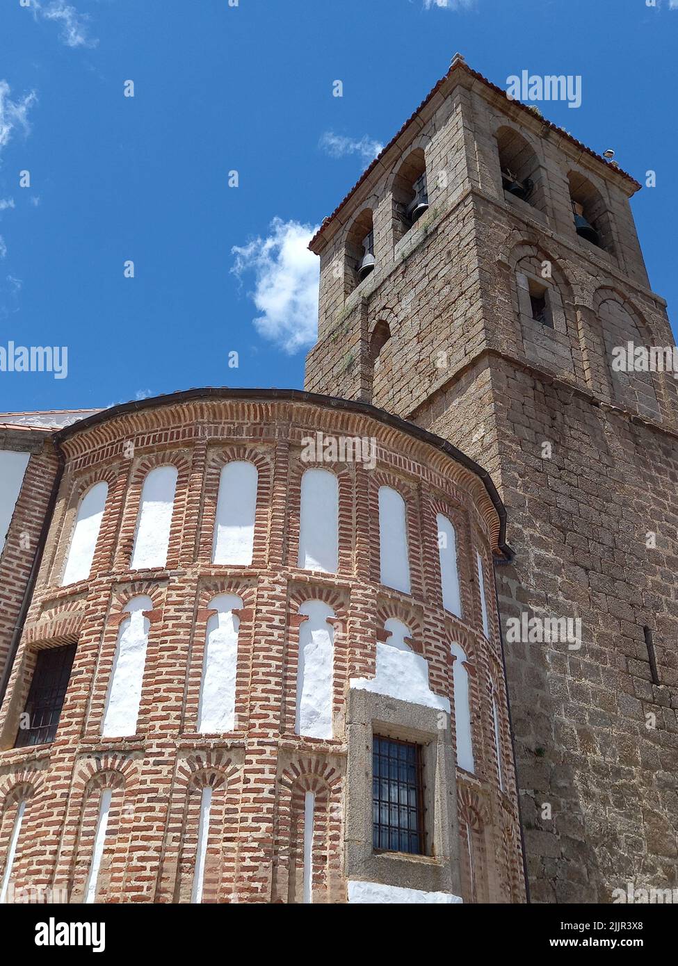 Un colpo verticale dello storico edificio Parroquia Santa Maria la Mayor in Spagna Foto Stock