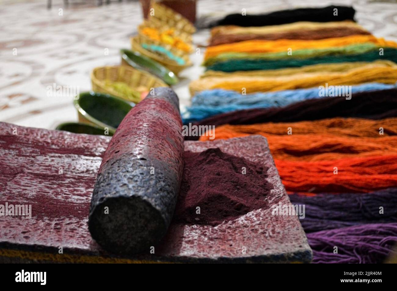 Ingredienti per la tintura di tessuti, ingredienti naturali per la tintura di lana naturale Foto Stock