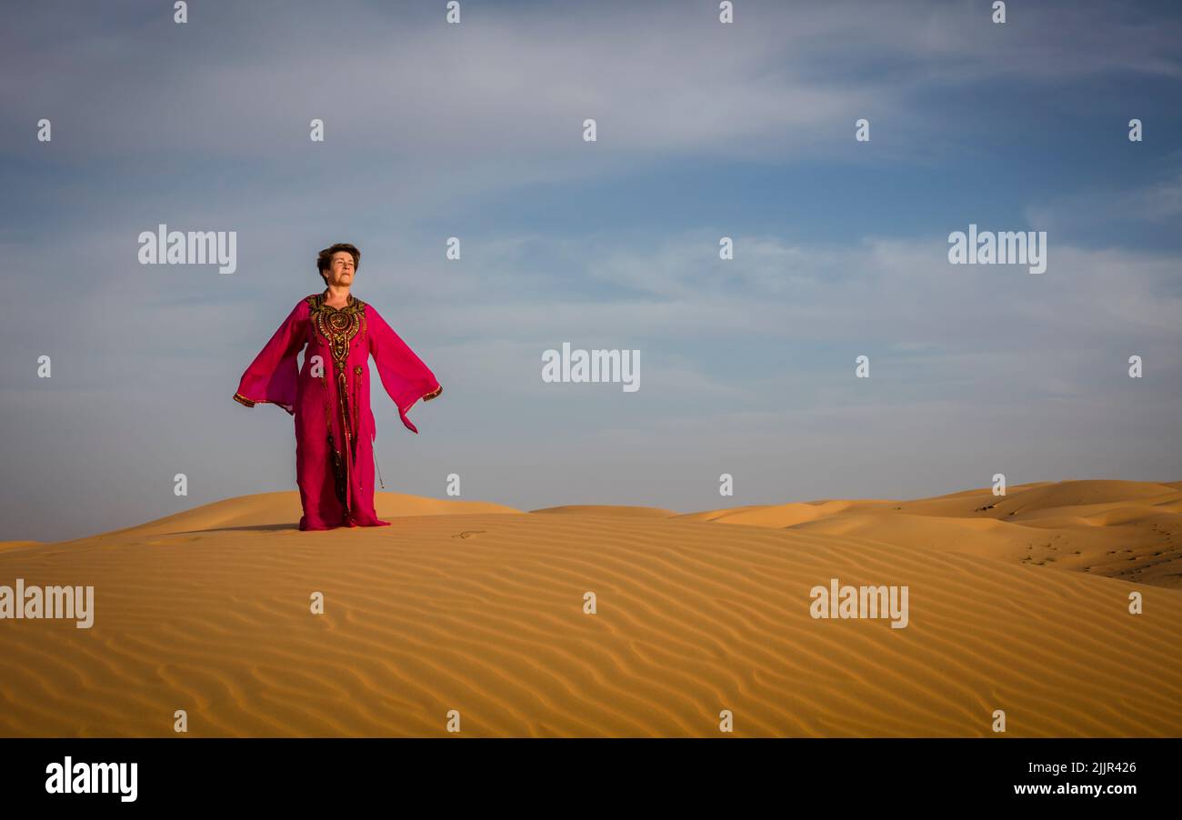 Desert Photography, modello senior con abito arabo, Rub'al Khali, Abu Dhabi, Emirati Arabi Uniti Foto Stock