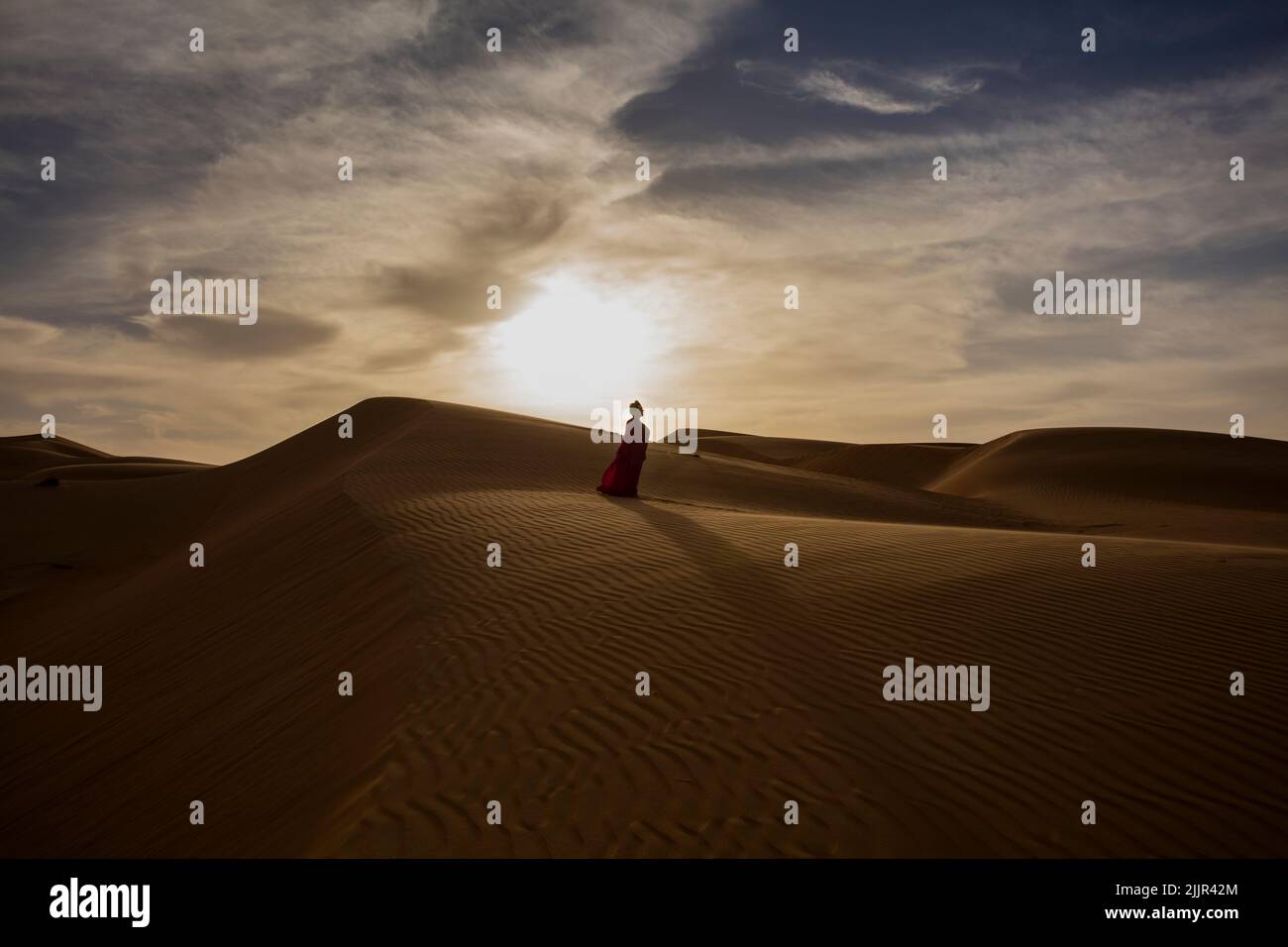 Fotografia del deserto durante il tramonto, modello Senior con abito arabo, Rub'al Khali, Abu Dhabi, Emirati Arabi Uniti Foto Stock