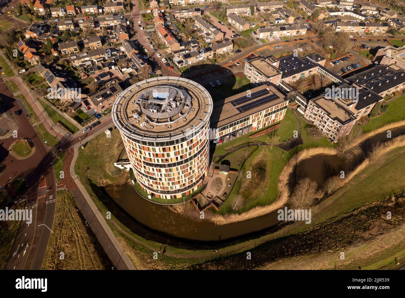 Veduta aerea del piano di servizio nel paesaggio olandese della città torre Zutphen con parco e quartiere residenziale. Foto Stock