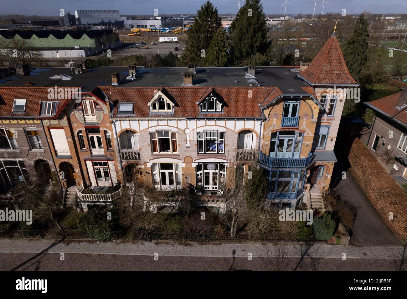 Vista aerea dell'architettura storica, case residenziali in stile Art Nouveau colorate ispirate alla filosofia antropoposofica Foto Stock