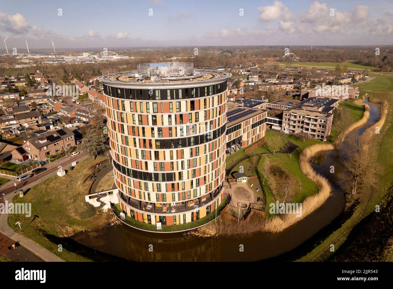 Colorato appartamento di servizio nel paesaggio olandese della città torre Zutphen con parco e quartiere residenziale. Foto Stock