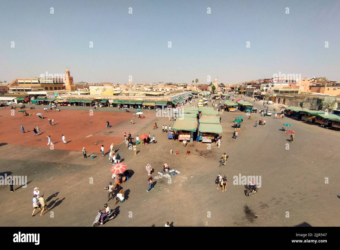 La piazza principale di Marrakech in Marocco in un pomeriggio soleggiato Foto Stock