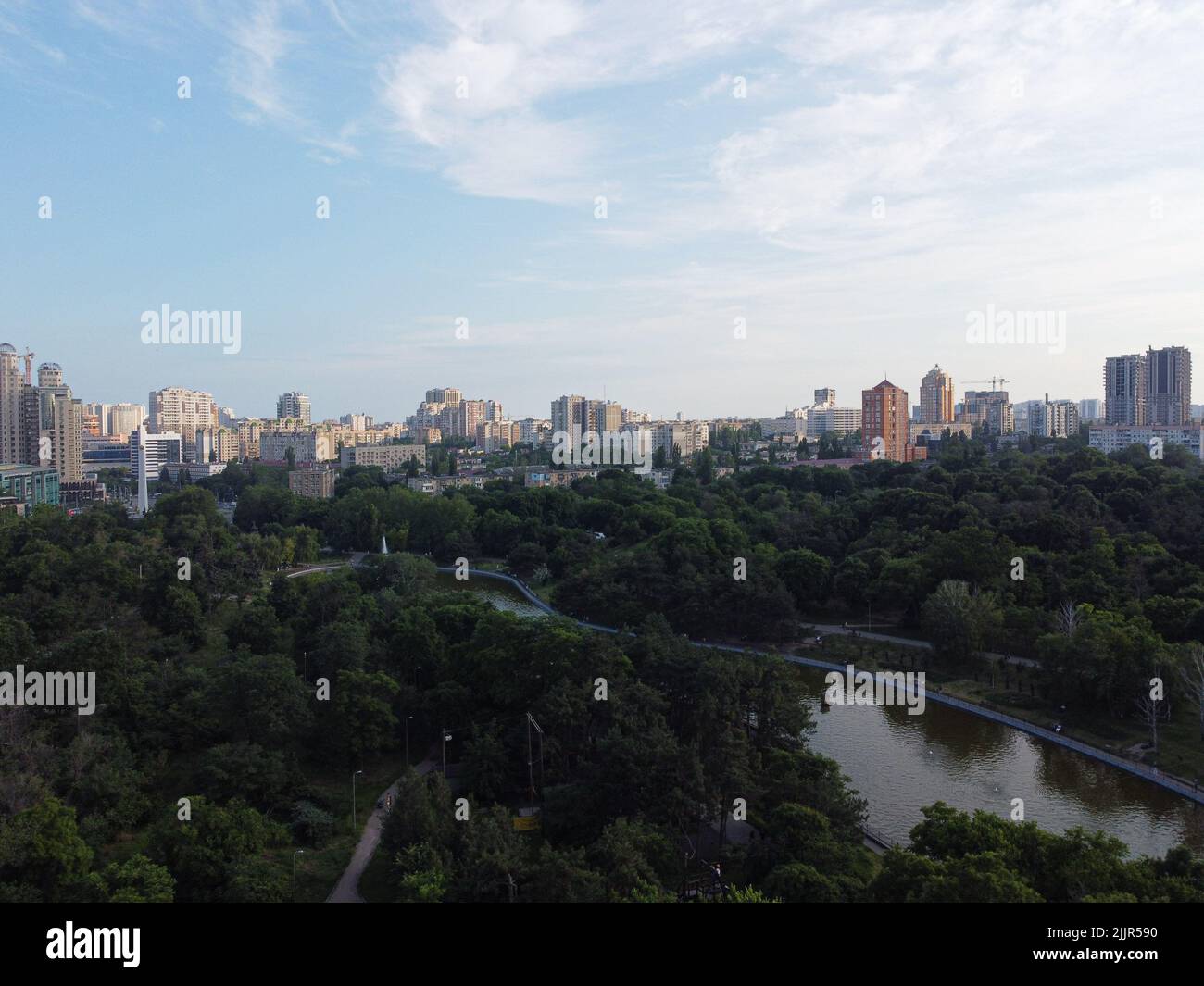 19 giugno 2021, Odessa, Odes'ka Oblast'', Ucraina: (NOTA DEI REDATTORI: Immagine scattata con drone). Vista generale del Parco della Vittoria. Victory Park (ex Lenin Park) è un monumento del parco di arte giardinaggio paesaggio a Odessa. L'autore è l'architetto paesaggista di Odessa Maxim Yakovlevich Sereda. (Credit Image: © Viacheslav Onyshchenko/SOPA Images via ZUMA Press Wire) Foto Stock