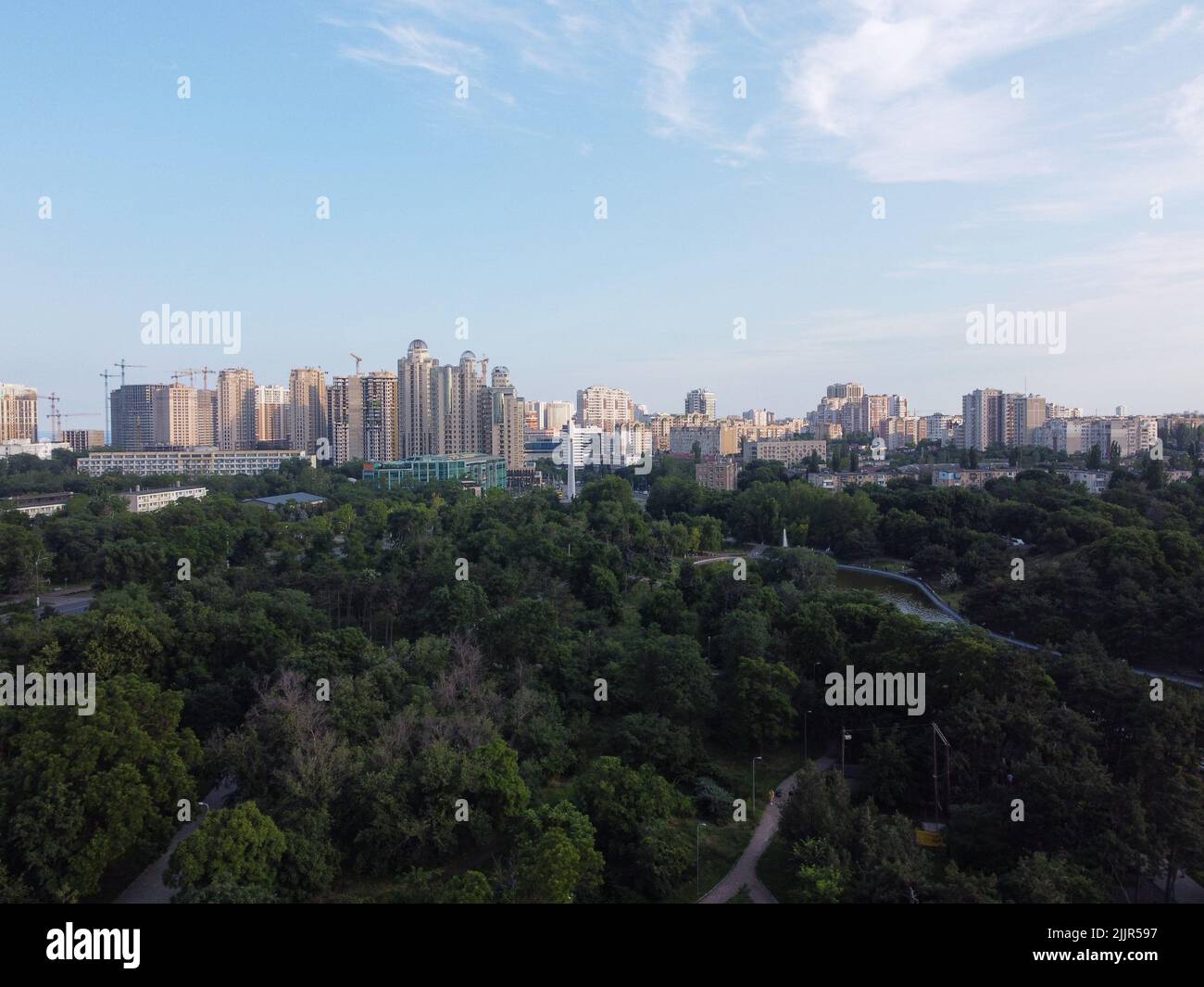 19 giugno 2021, Odessa, Odes'ka Oblast'', Ucraina: (NOTA DEI REDATTORI: Immagine scattata con drone). Vista generale del Parco della Vittoria. Victory Park (ex Lenin Park) è un monumento del parco di arte giardinaggio paesaggio a Odessa. L'autore è l'architetto paesaggista di Odessa Maxim Yakovlevich Sereda. (Credit Image: © Viacheslav Onyshchenko/SOPA Images via ZUMA Press Wire) Foto Stock