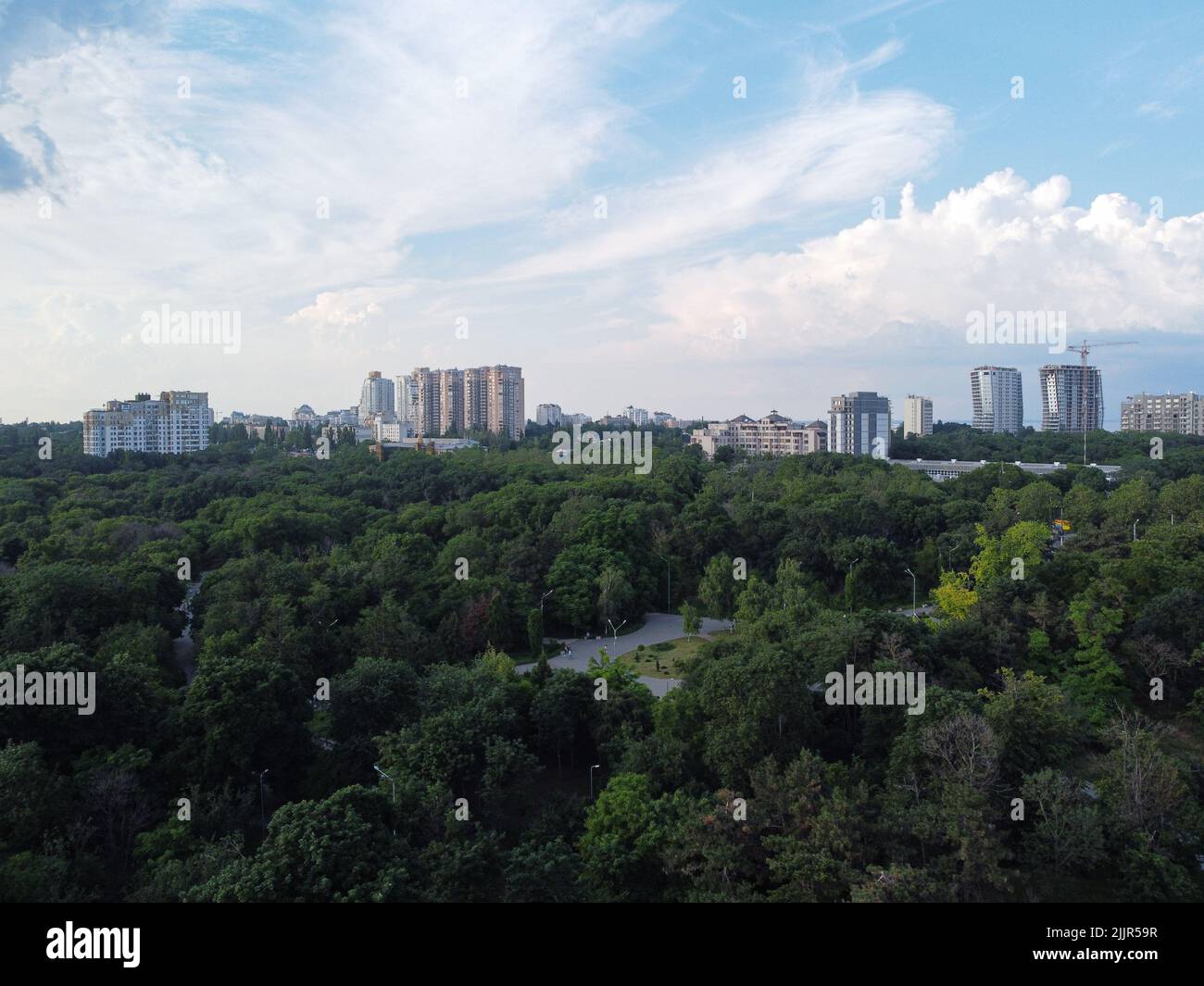 19 giugno 2021, Odessa, Odes'ka Oblast'', Ucraina: (NOTA DEI REDATTORI: Immagine scattata con drone). Vista generale del Parco della Vittoria. Victory Park (ex Lenin Park) è un monumento del parco di arte giardinaggio paesaggio a Odessa. L'autore è l'architetto paesaggista di Odessa Maxim Yakovlevich Sereda. (Credit Image: © Viacheslav Onyshchenko/SOPA Images via ZUMA Press Wire) Foto Stock