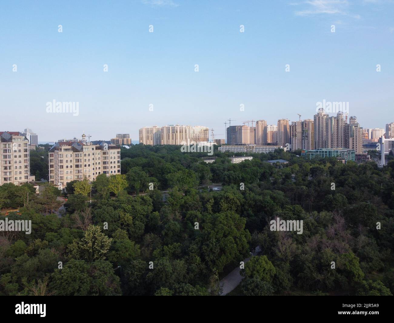 19 giugno 2021, Odessa, Odes'ka Oblast'', Ucraina: (NOTA DEI REDATTORI: Immagine scattata con drone). Vista generale del Parco della Vittoria. Victory Park (ex Lenin Park) è un monumento del parco di arte giardinaggio paesaggio a Odessa. L'autore è l'architetto paesaggista di Odessa Maxim Yakovlevich Sereda. (Credit Image: © Viacheslav Onyshchenko/SOPA Images via ZUMA Press Wire) Foto Stock