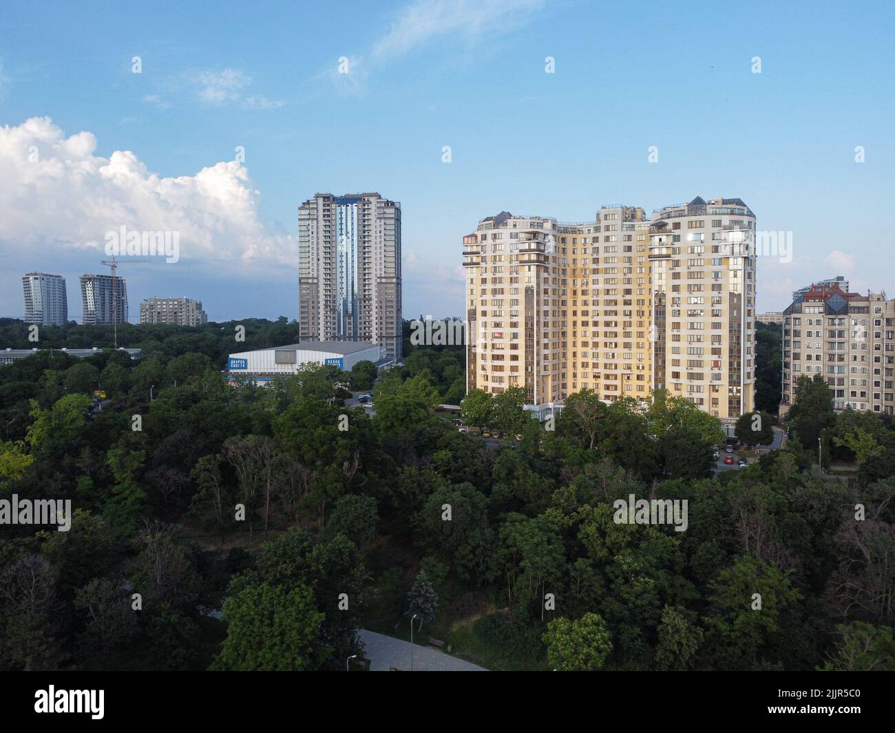 19 giugno 2021, Odessa, Odes'ka Oblast'', Ucraina: (NOTA DEI REDATTORI: Immagine scattata con il drone). Vista generale del Parco della Vittoria e degli edifici alti. Victory Park (ex Lenin Park) è un monumento del parco di arte giardinaggio paesaggio a Odessa. L'autore è l'architetto paesaggista di Odessa Maxim Yakovlevich Sereda. (Credit Image: © Viacheslav Onyshchenko/SOPA Images via ZUMA Press Wire) Foto Stock
