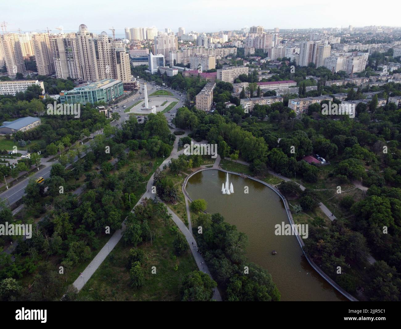 19 giugno 2021, Odessa, Odes'ka Oblast'', Ucraina: (NOTA DEI REDATTORI: Immagine scattata con il drone). Vista generale del Parco della Vittoria e di un gran numero di edifici alti. Victory Park (ex Lenin Park) è un monumento del parco di arte giardinaggio paesaggio a Odessa. L'autore è l'architetto paesaggista di Odessa Maxim Yakovlevich Sereda. (Credit Image: © Viacheslav Onyshchenko/SOPA Images via ZUMA Press Wire) Foto Stock