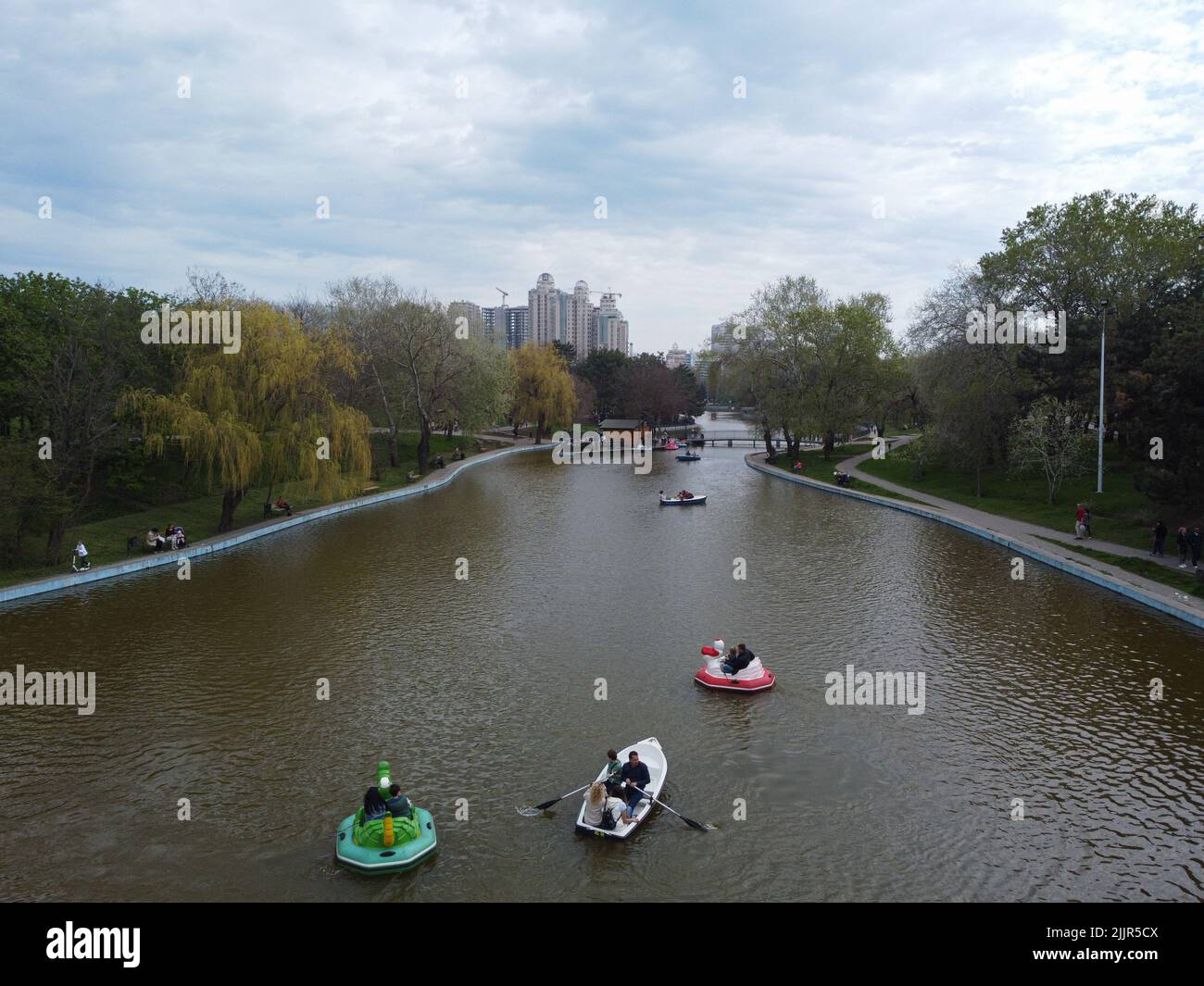 Maggio 1, 2021, Odessa, Odes'ka Oblast'', Ucraina: (NOTA DEI REDATTORI: Immagine scattata con il drone).la gente ha visto barche a remi nello stagno nel Parco della Vittoria. Victory Park (ex Lenin Park) è un monumento del parco di arte giardinaggio paesaggio a Odessa. L'autore è l'architetto paesaggista di Odessa Maxim Yakovlevich Sereda. (Credit Image: © Viacheslav Onyshchenko/SOPA Images via ZUMA Press Wire) Foto Stock