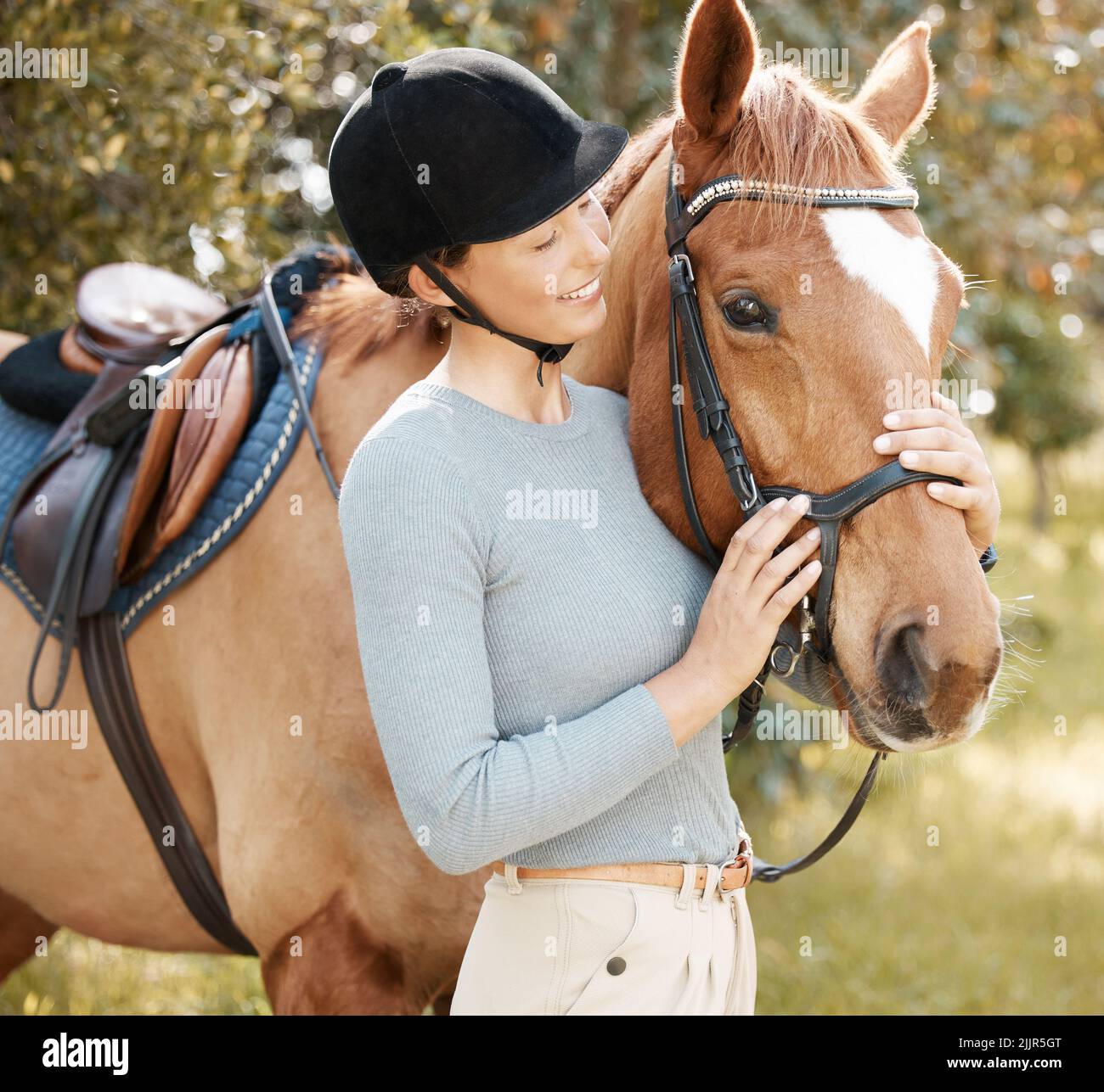 Nessun paradiso può essere il cielo se il mio cavallo non è lì, una giovane donna attraente in piedi con il suo cavallo in una foresta. Foto Stock