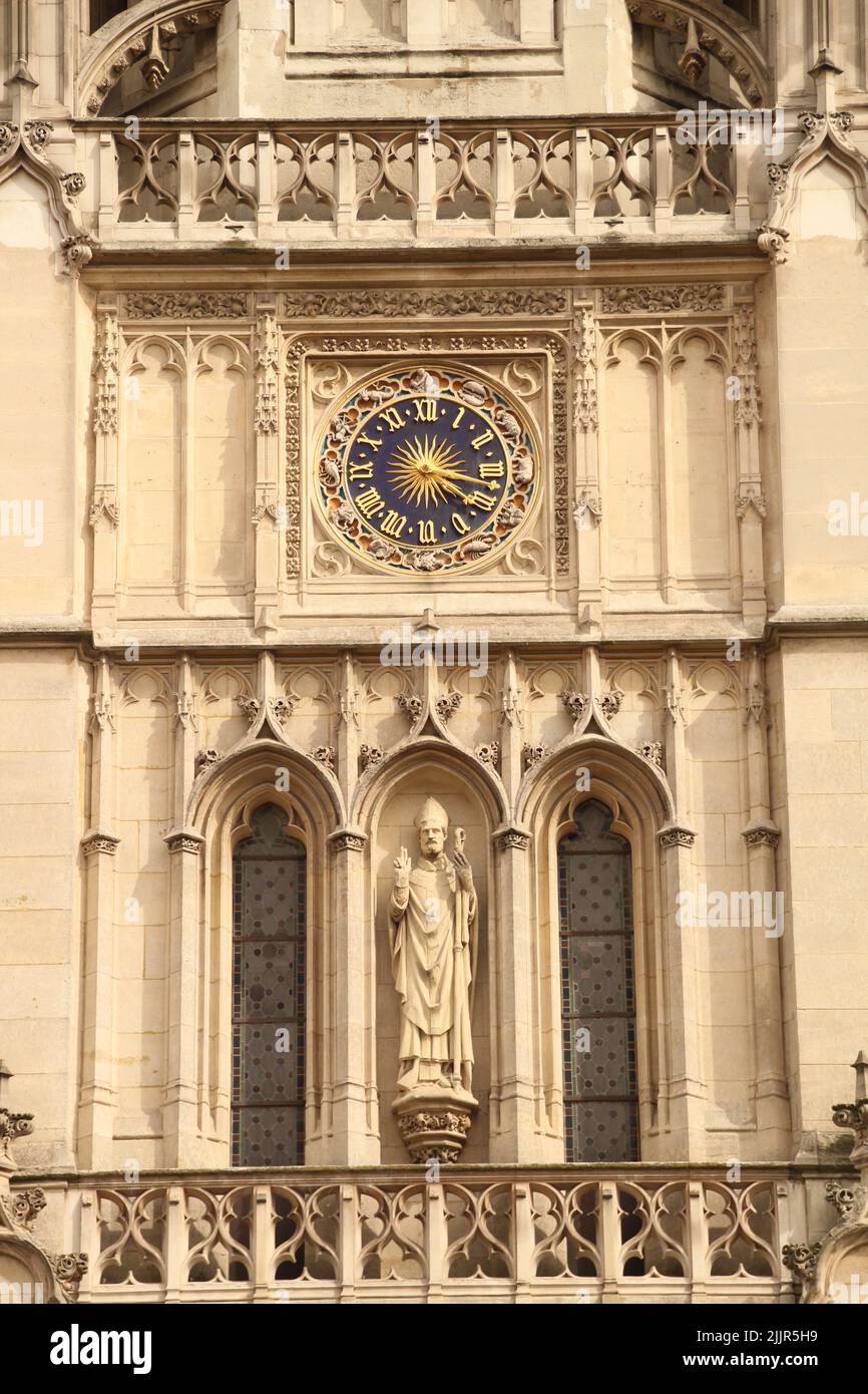 Un colpo verticale della facciata della Chiesa di Saint-Germain-l'Auxerrois a Parigi, Francia Foto Stock