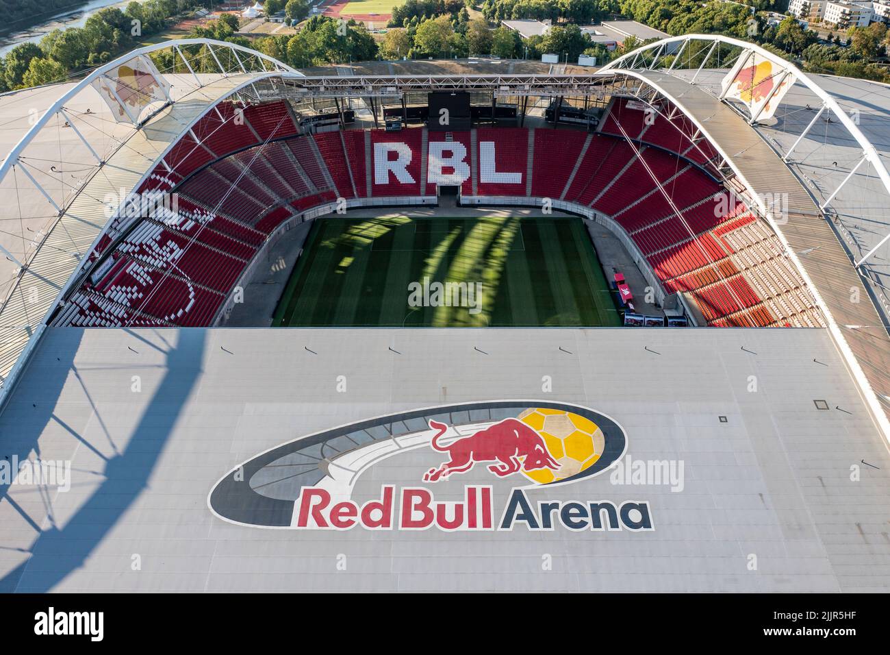 27 luglio 2022, Sassonia, Lipsia: Vista della Red Bull Arena, ora completamente attrezzata con sedili rossi. Alla Supercup tra RB Leipzig e il Bayern Monaco sabato prossimo (luglio 30), un'app del fornitore di servizi di telecomunicazioni Vodafone e della German Football League (DFL) sarà testata su larga scala per la prima volta. 1000 appassionati di calcio dello stadio potranno richiamare informazioni in tempo reale sui loro smartphone, nella cosiddetta realtà aumentata (AR). Ad esempio, possono vedere esattamente la velocità con cui il giocatore corre in campo in un dato momento. (Vista aerea con drone) Foto: Jan Woit Foto Stock