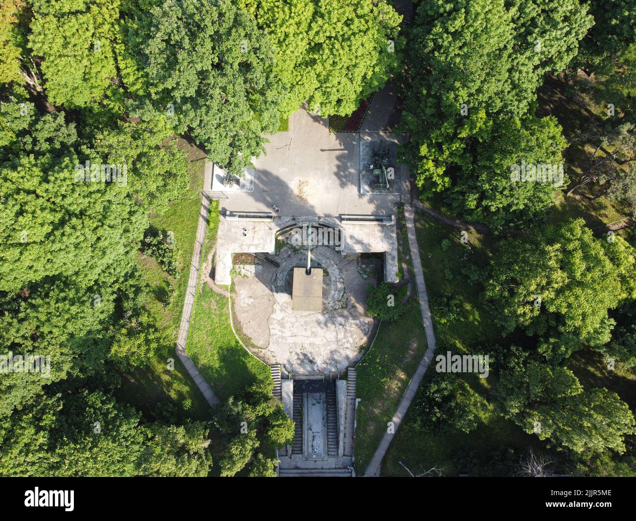 Giugno 22, 2021, Odessa, Odes'ka Oblast'', Ucraina: (NOTA DEI REDATTORI: Immagine scattata con drone). Vista generale della pistola costiera dalla seconda guerra mondiale Il memoriale dell'eroica difesa di Odessa della batteria costiera del 411th è un complesso commemorativo dedicato alla difesa eroica di Odessa durante la Grande Guerra Patriottica. Il complesso commemorativo comprende un museo, una mostra all'aperto di attrezzature militari, una batteria per la difesa costiera e un grande parco con querce. (Credit Image: © Viacheslav Onyshchenko/SOPA Images via ZUMA Press Wire) Foto Stock