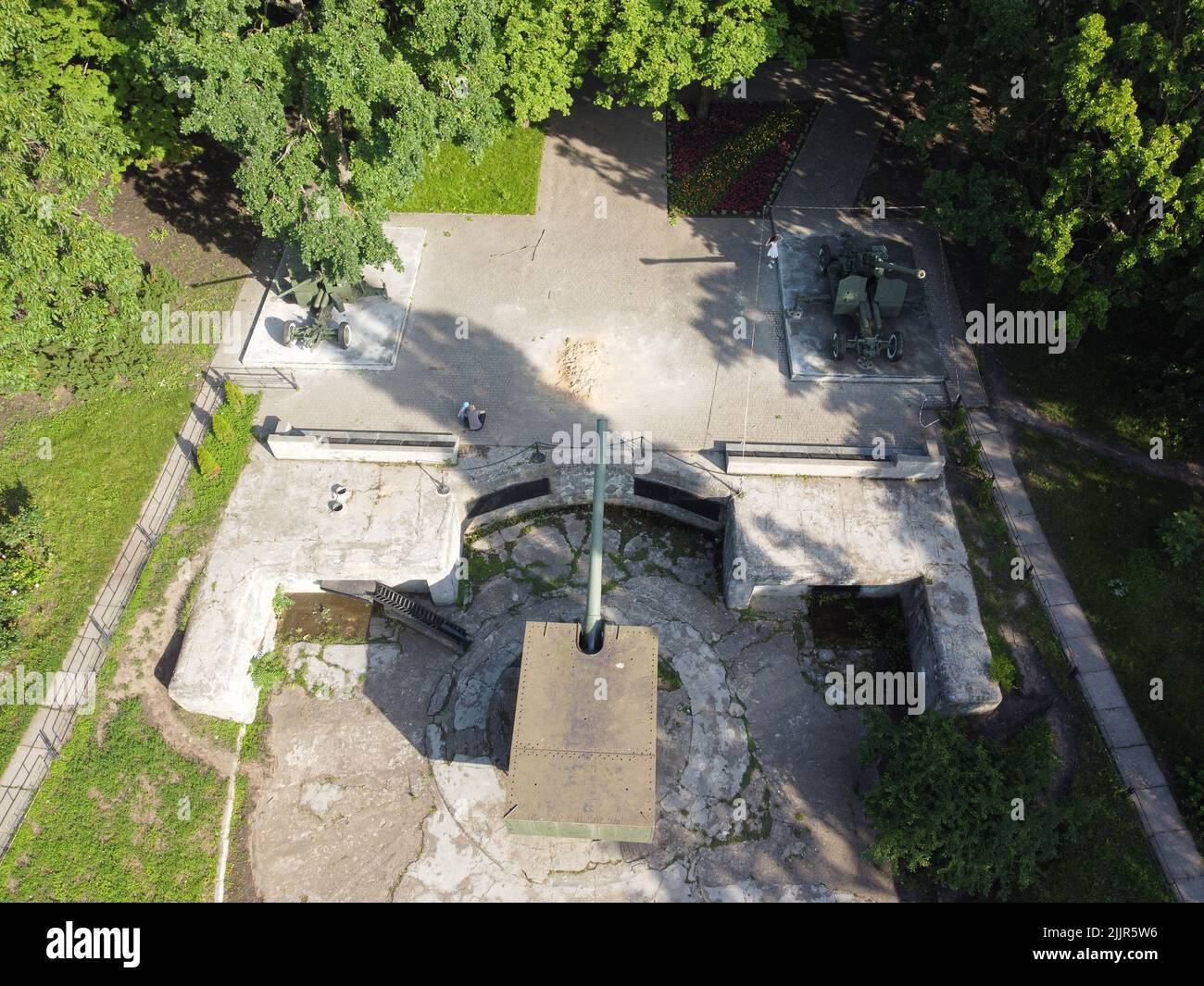 Giugno 22, 2021, Odessa, Odes'ka Oblast'', Ucraina: (NOTA DEI REDATTORI: Immagine scattata con drone). Vista generale della pistola costiera dalla seconda guerra mondiale Il memoriale dell'eroica difesa di Odessa della batteria costiera del 411th è un complesso commemorativo dedicato alla difesa eroica di Odessa durante la Grande Guerra Patriottica. Il complesso commemorativo comprende un museo, una mostra all'aperto di attrezzature militari, una batteria per la difesa costiera e un grande parco con querce. (Credit Image: © Viacheslav Onyshchenko/SOPA Images via ZUMA Press Wire) Foto Stock