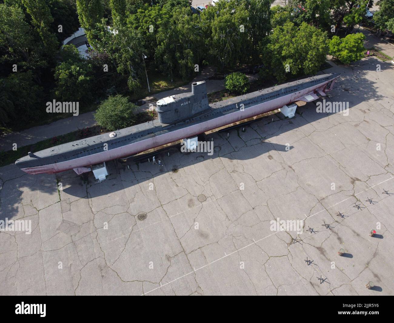 22 giugno 2021, Odessa, Odes'ka Oblast'', Ucraina: (NOTA DEI REDATTORI: Immagine scattata con drone). Vista generale del sottomarino M-296 della serie Malyutka. Il memoriale dell'eroica difesa di Odessa della batteria costiera del 411th è un complesso commemorativo dedicato alla difesa eroica di Odessa durante la Grande Guerra Patriottica. Il complesso commemorativo comprende un museo, una mostra all'aperto di attrezzature militari, una batteria per la difesa costiera e un grande parco con querce. (Credit Image: © Viacheslav Onyshchenko/SOPA Images via ZUMA Press Wire) Foto Stock
