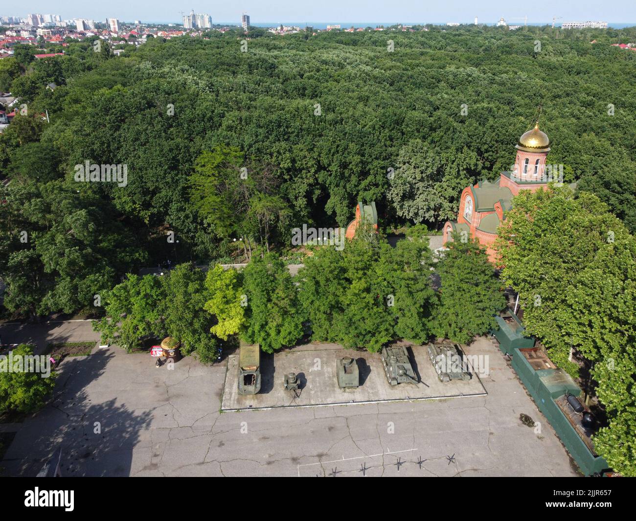 22 giugno 2021, Odessa, Odes'ka Oblast'', Ucraina: (NOTA DEI REDATTORI: Immagine scattata con il drone). Vista generale della Chiesa del Santo Grande Martire e vittorioso Giorgio e attrezzature militari della seconda Guerra Mondiale. Il memoriale dell'eroica difesa di Odessa della batteria costiera del 411th è un complesso commemorativo dedicato alla difesa eroica di Odessa durante la Grande Guerra Patriottica. Il complesso commemorativo comprende un museo, una mostra all'aperto di attrezzature militari, una batteria per la difesa costiera e un grande parco con querce. (Credit Image: © Viacheslav Onyshchenko/SOPA Images via ZUMA Press Foto Stock