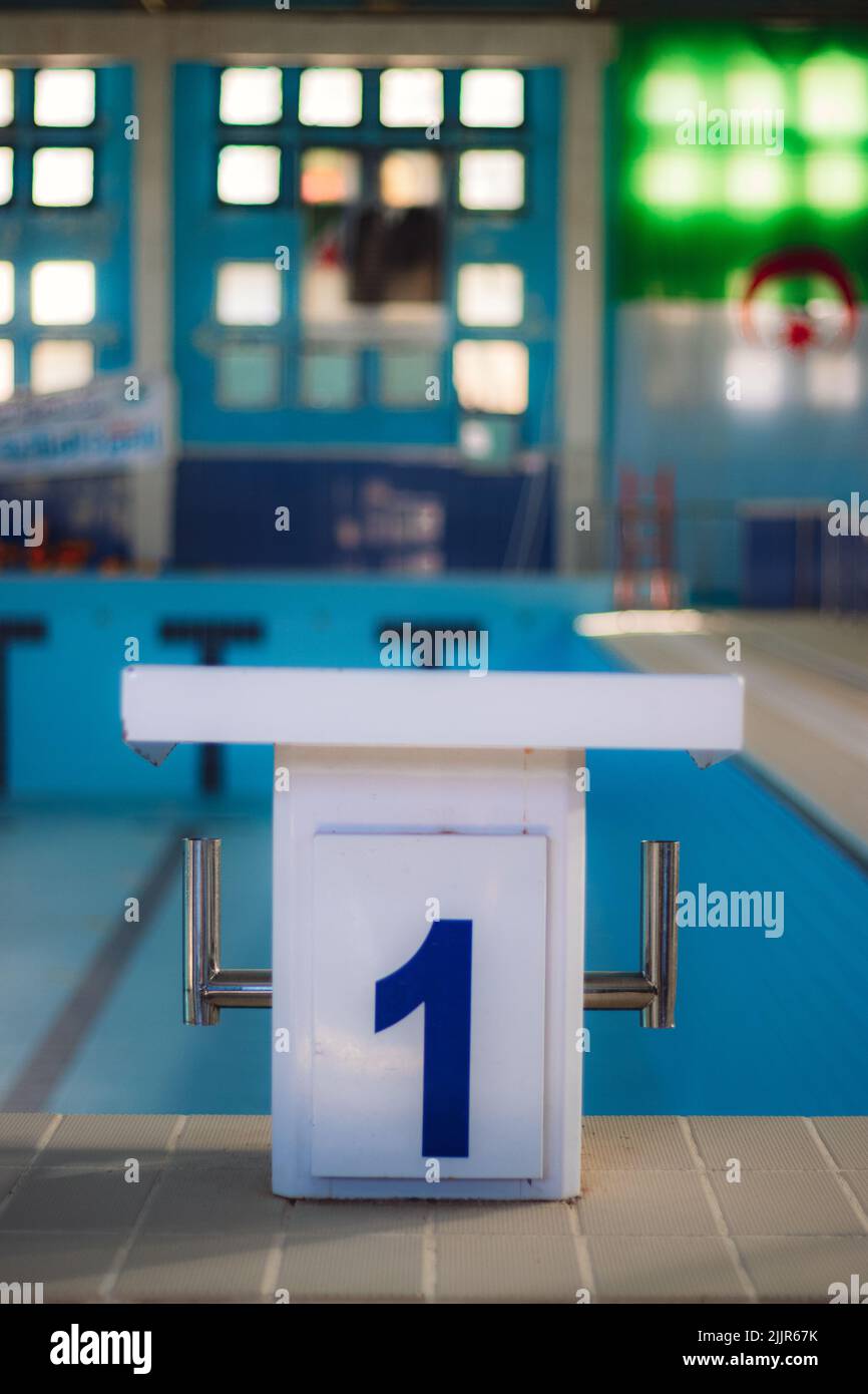 Un colpo verticale di una linea di partenza della piscina numero 1 Foto Stock