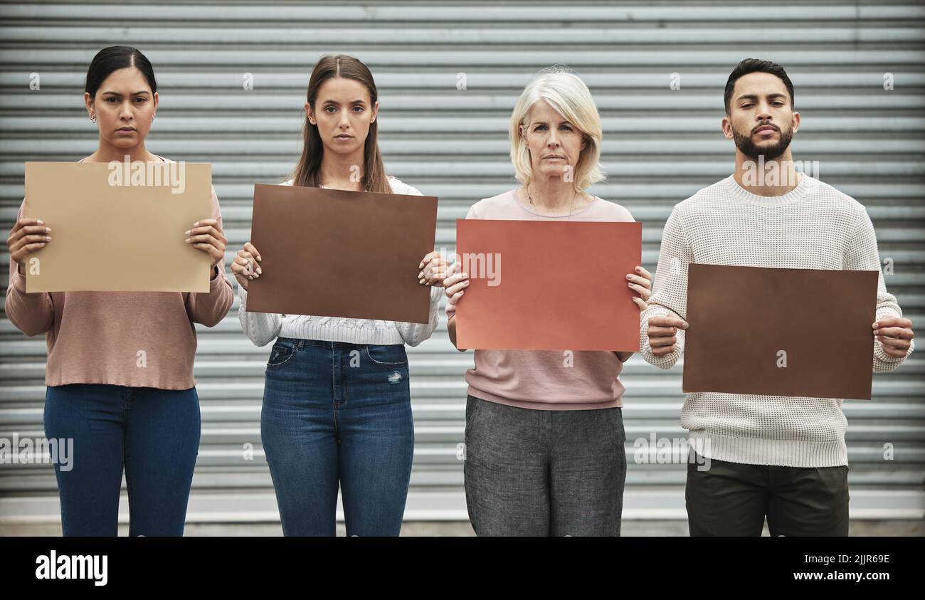 Erano in questo insieme. Ritratto ritagliato di un gruppo di persone diverse in possesso di segni durante la partecipazione a un rally politico. Foto Stock