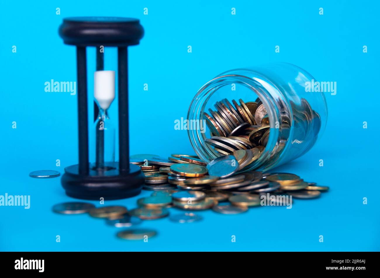 Monete d'oro sparse e vetro minutes con spazio personalizzabile per testo o idee . Copy space e business concept Foto Stock
