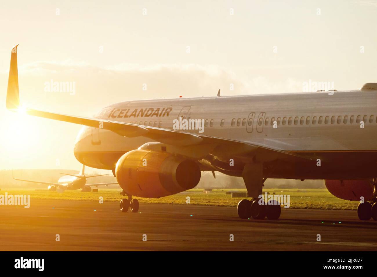 Un'istantanea di un Airliner Icelandair Boeing 757 all'aeroporto di Dublino con luce solare diretta Foto Stock