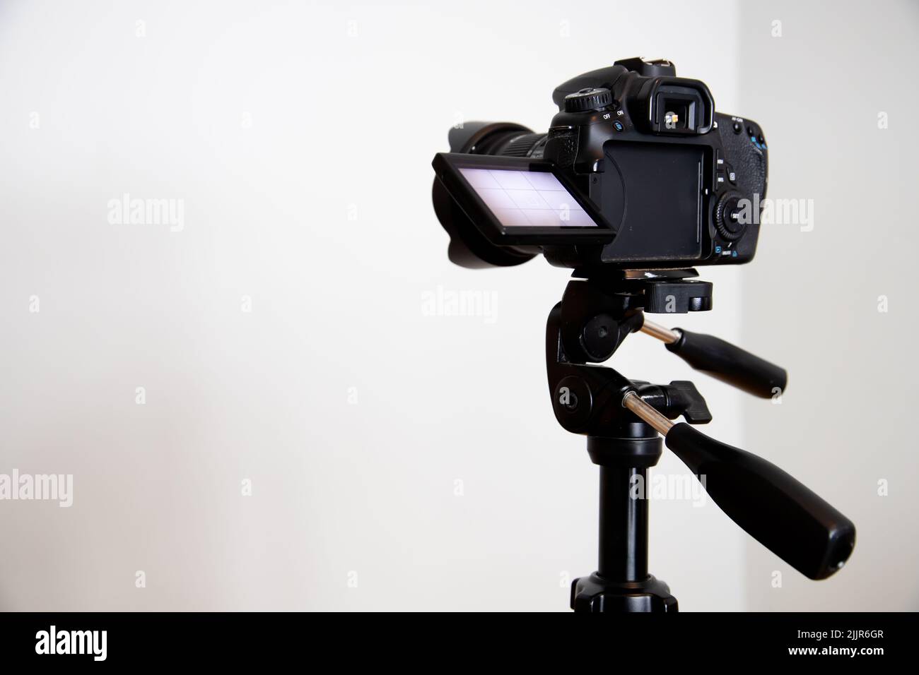 Primo piano di una videocamera professionale moderna in studio Foto Stock