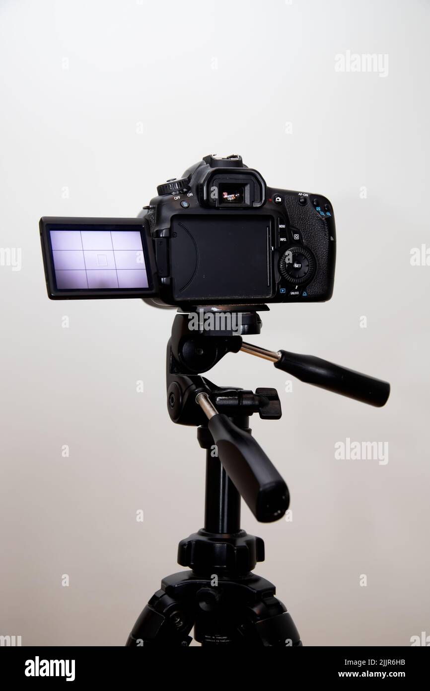 Primo piano di una videocamera professionale moderna in studio Foto Stock