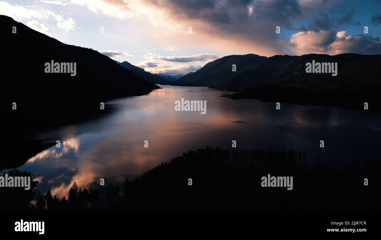 Una vista panoramica delle montagne che circondano il Lago Sproat a Port Alberni, Vancouver, Canada al tramonto Foto Stock