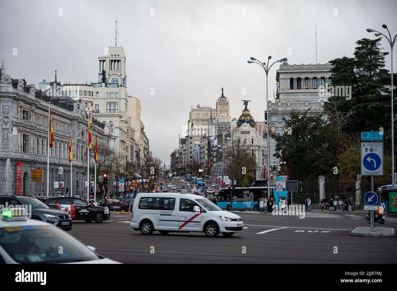 Una vista su Gran Via strada con traffico e splendidi edifici a Madrid, Spagna Foto Stock