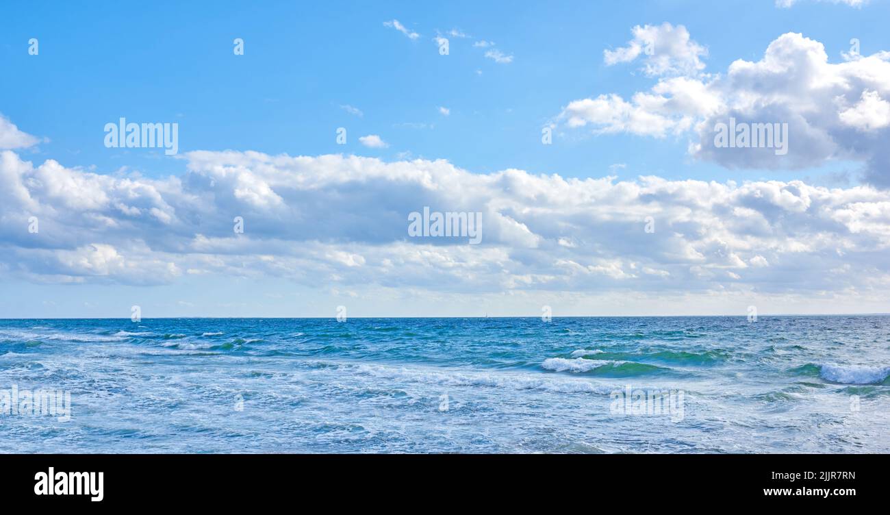 Tenda da doccia con nuvole bianche e cielo blu, paesaggio