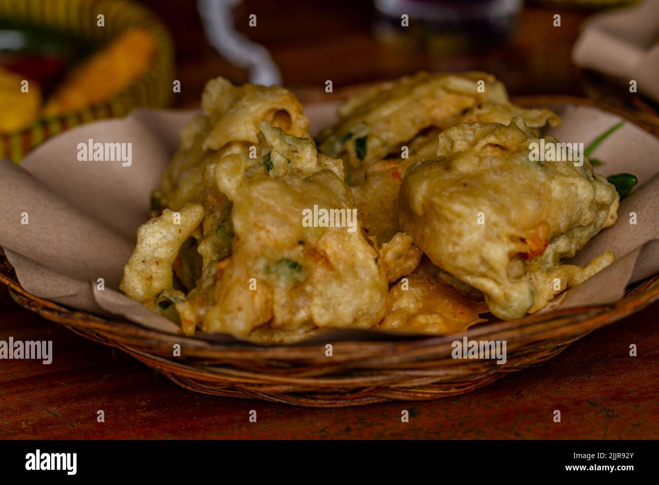 Tofu ripieno fritto servito in un piatto di rattan intrecciato, come spuntino per le comunità rurali in Indonesia Foto Stock