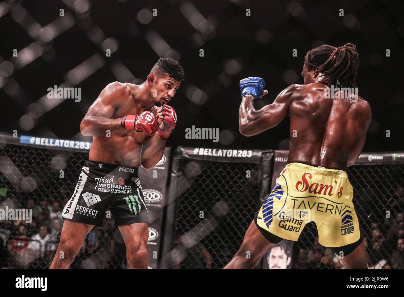 Jason Jackson e Douglas Lima si affacciano al centro della gabbia a Bellator 283. Jason Jackson sconfigge Douglas Lima per decisione unanime fr Foto Stock