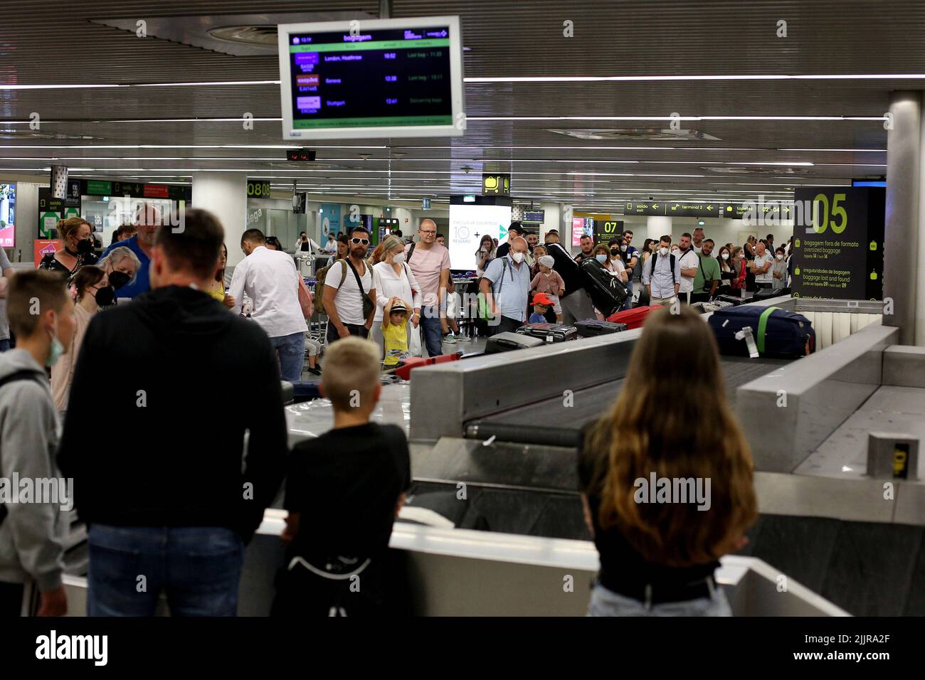 Lisbona, Portogallo. 27th luglio 2022. I viaggiatori aspettano i loro bagagli nella sala degli arrivi dell'aeroporto Humberto Delgado di Lisbona, Portogallo, 27 luglio 2022. Credit: Pedro Fiuza/Xinhua/Alamy Live News Foto Stock