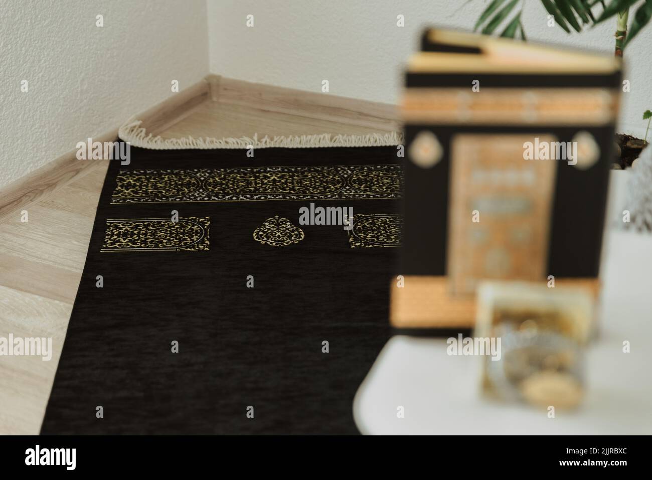 La preghiera set-tappeto nero e velluto nero Quran, decorato con modello Kaaba, e rosario fatto di perle con l'iscrizione Ramadan Kareem Foto Stock