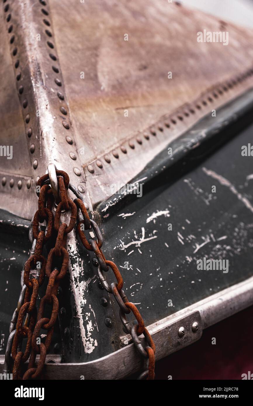 L'arco di una barca con una catena arrugginita Foto Stock