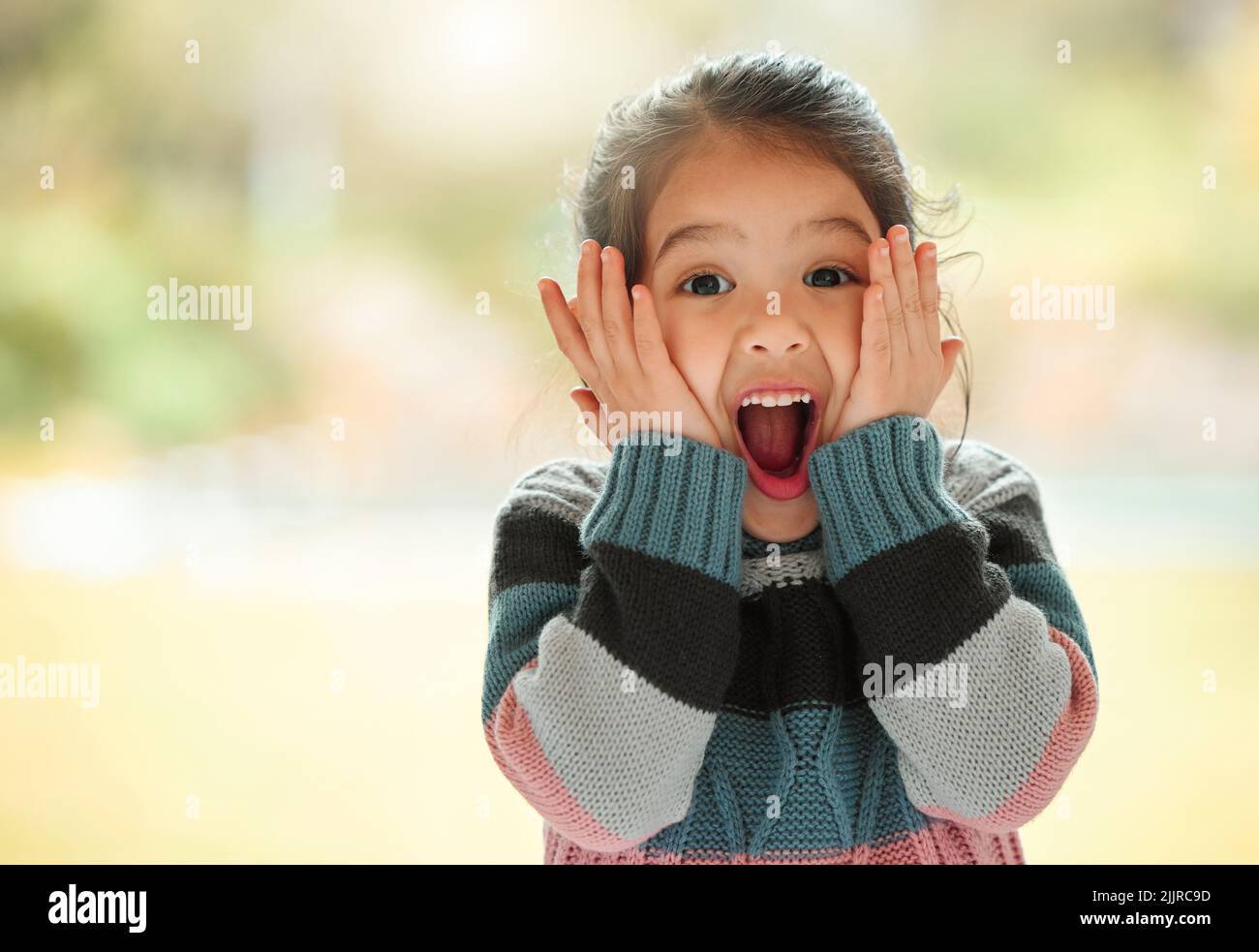 Im così eccitato e non posso nasconderlo appena. Una ragazza piccola adorabile nel paese. Foto Stock