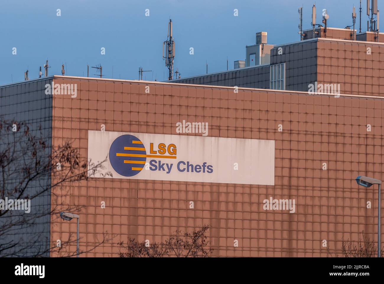 LSG Sky Chefs edificio presso l'aeroporto di Francoforte Germania durante il tramonto Foto Stock