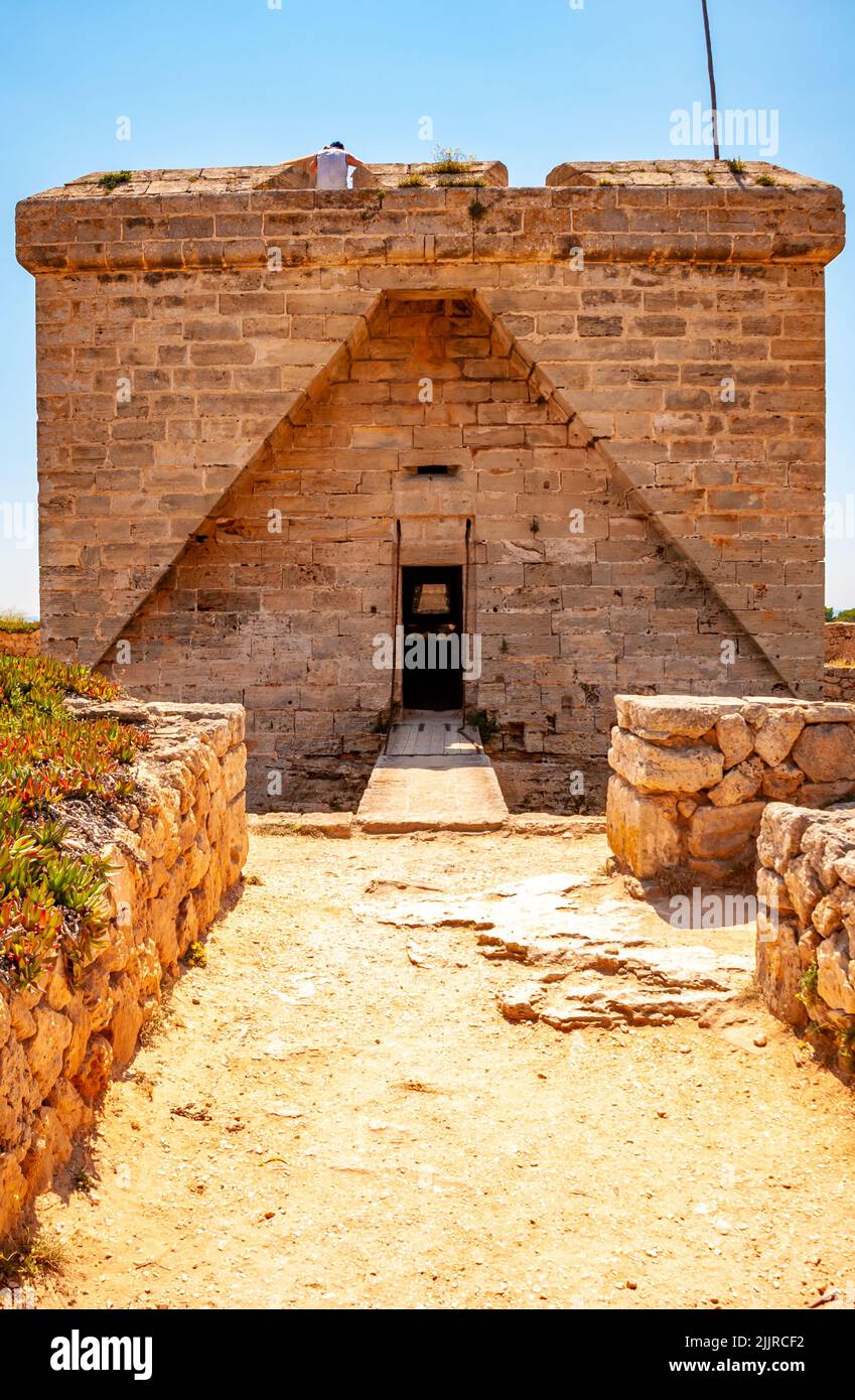 Un colpo verticale del Castello di SA Punta de n'Amer a Maiorca, Spagna Foto Stock