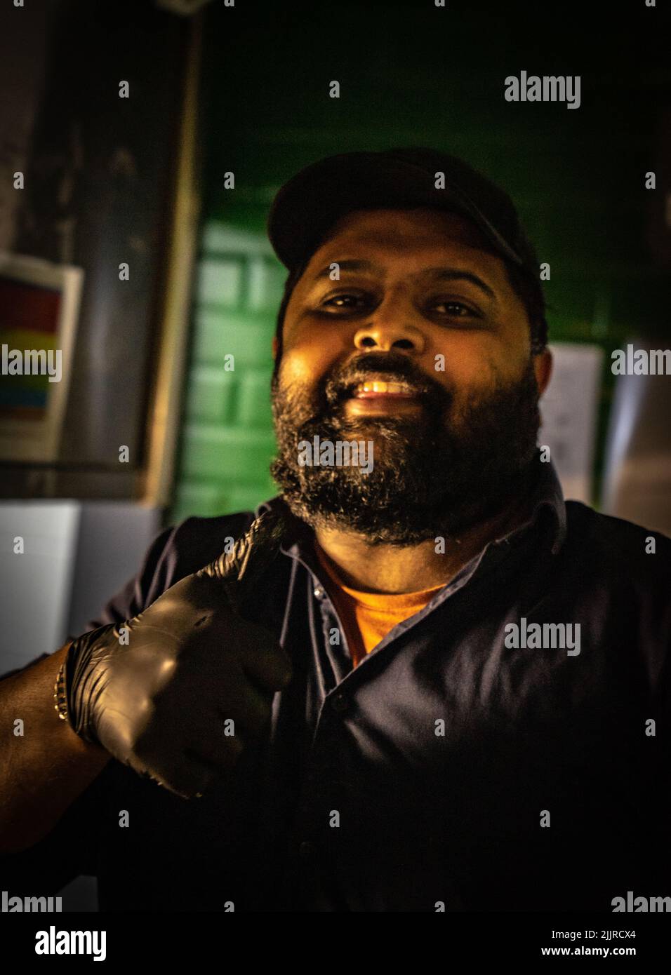 Un colpo verticale di un maschio afroamericano nella cucina di un ristorante messicano Foto Stock