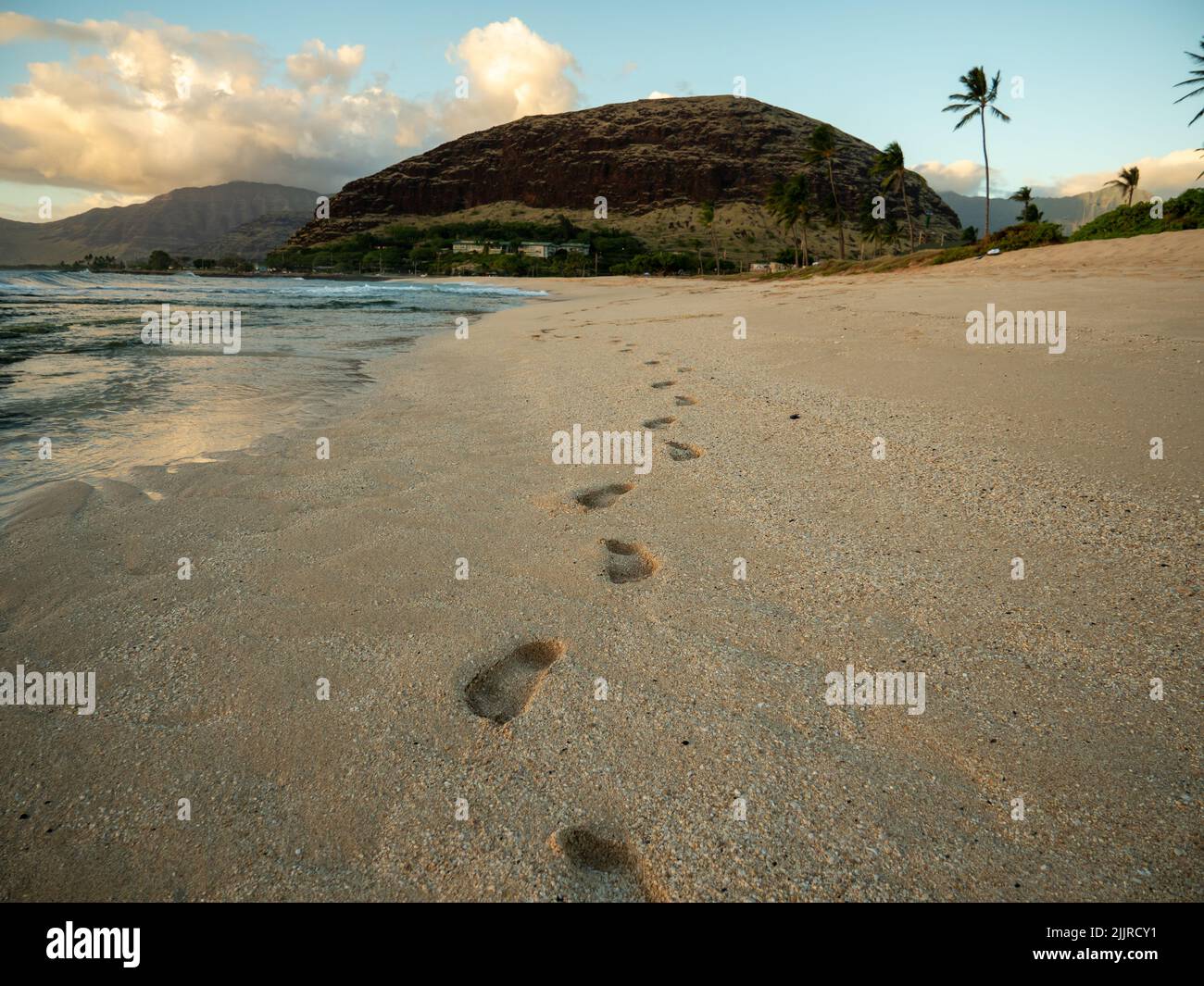 Una bella vista di passi sulla sabbia vicino all'oceano nelle Hawaii, o' ahu West Coast Foto Stock