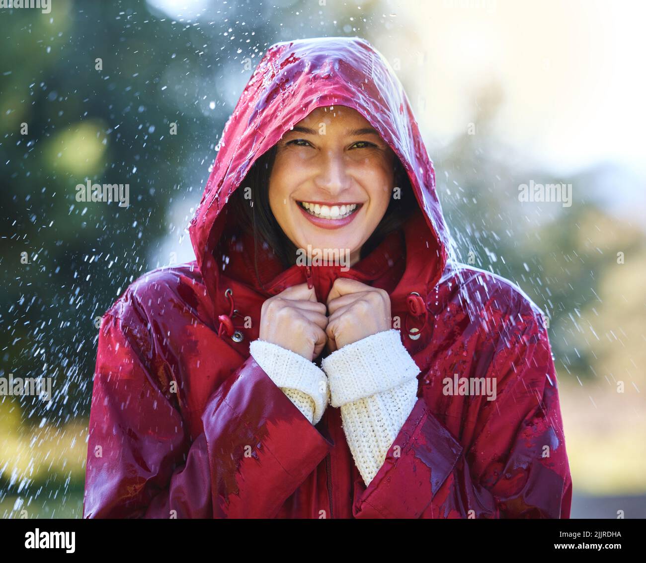 L'inverno è la mia stagione preferita. Una giovane donna che ama la pioggia all'aperto. Foto Stock