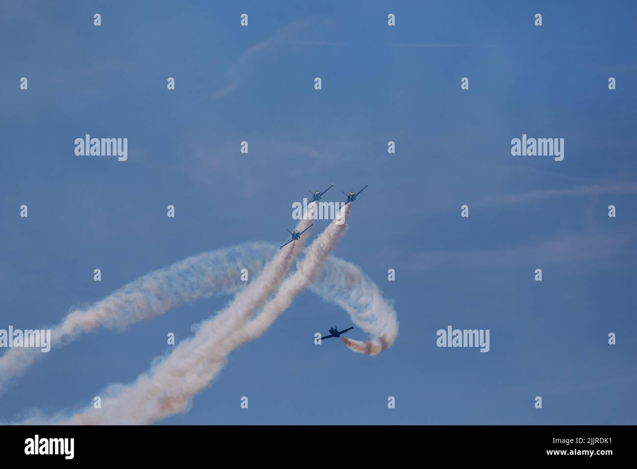 Una bella vista dei getti al salone d'aria in un cielo blu Foto Stock