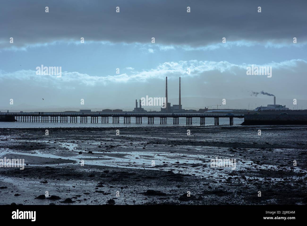 La vista del Ponte Dollymount e delle Torri Poolbeg contro il cielo nuvoloso. Dublino, Irlanda. Foto Stock