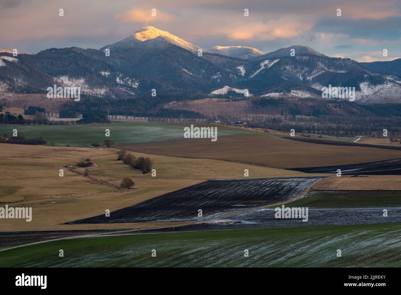 Paesaggio rurale nel villaggio di Socovce, Slovacchia. Foto Stock