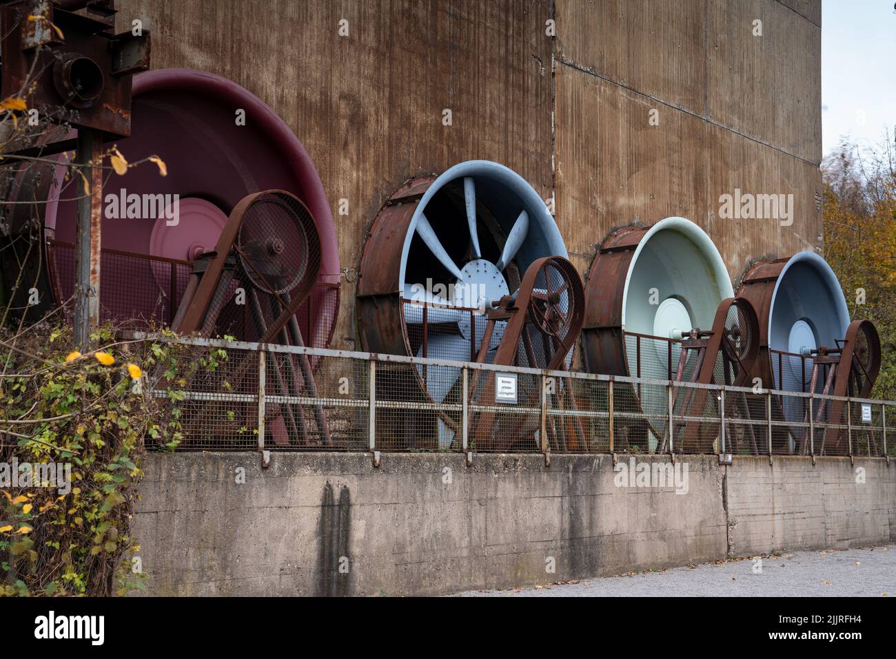 Le rovine di una vecchia acciaieria nel Landschaftspark a Duisburg, Ruhr Metropolis, Germania, Europa Foto Stock