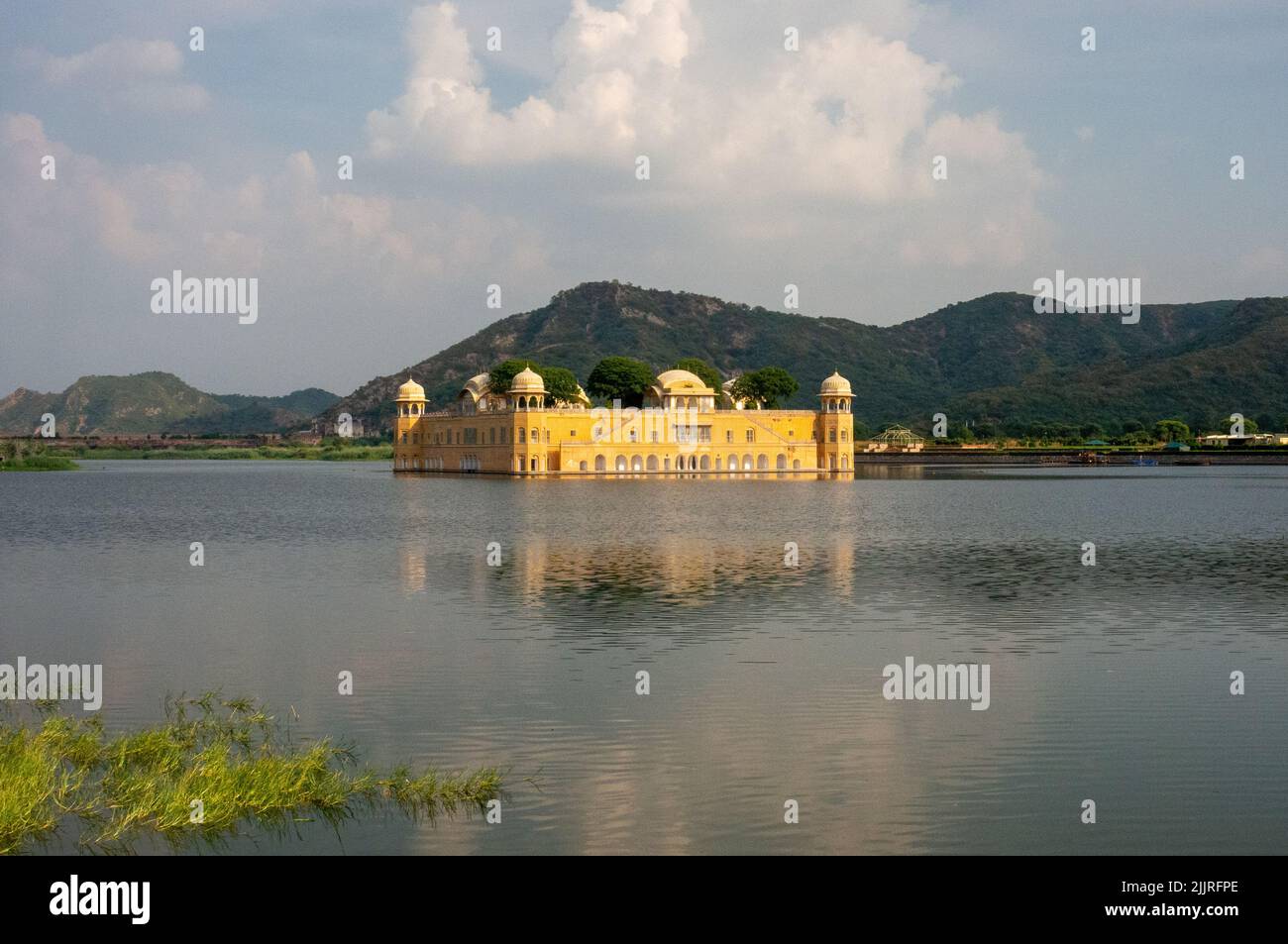 Il Jal Mahal nel mezzo del lago Man Sagar nella città di Jaipur, India Foto Stock