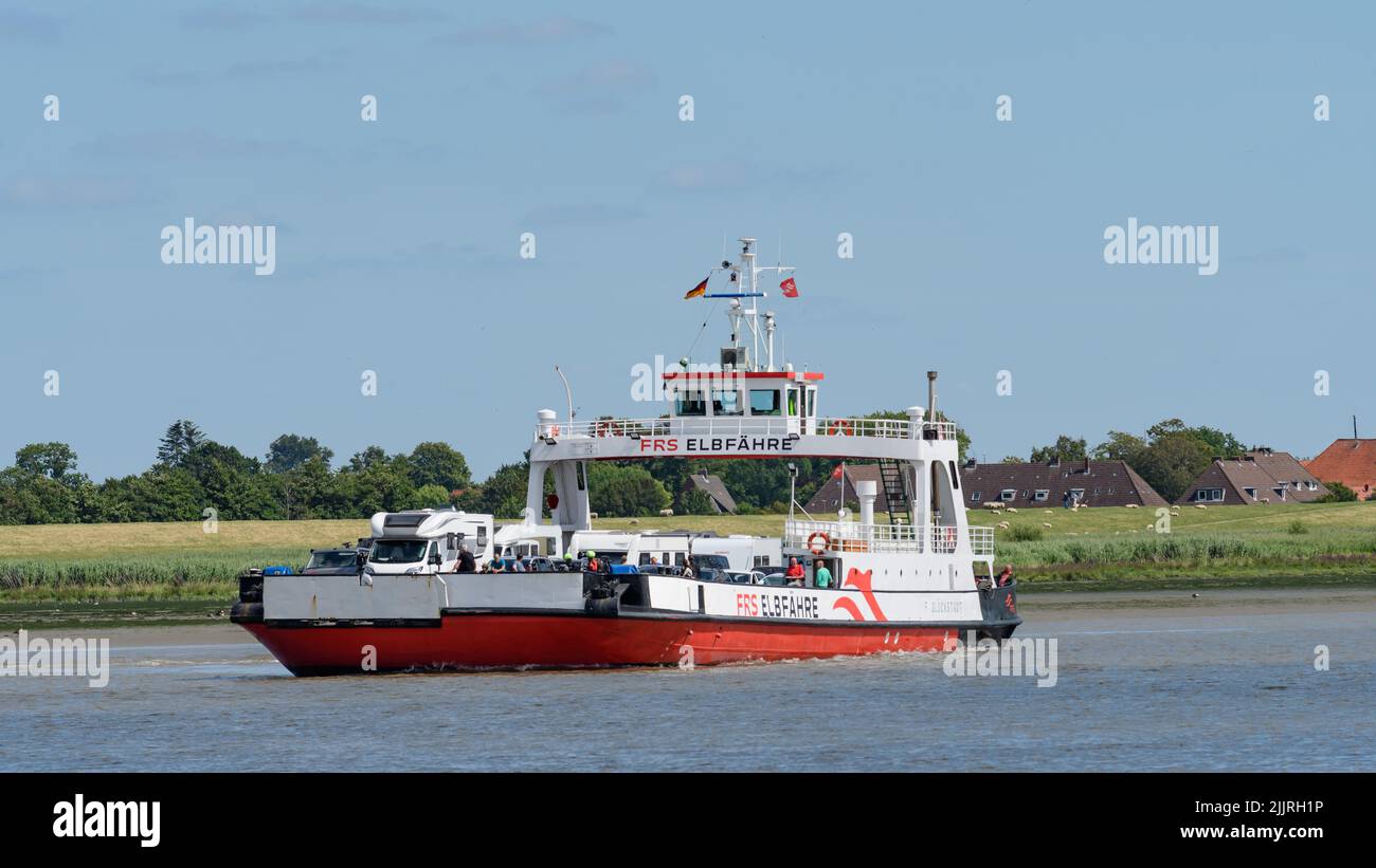 wischhafen, germania, 17 luglio 2022, traghetto attraverso il fiume elba vicino a glueckstadt Foto Stock